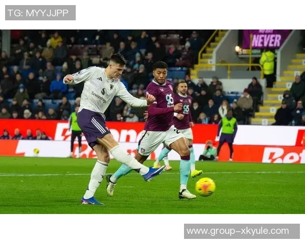 姆伯莫赞舍什科传球精彩海文与B费默契配合助力进球 姆伯莫赞舍什科传球精彩海文与B费默契配合助力进球